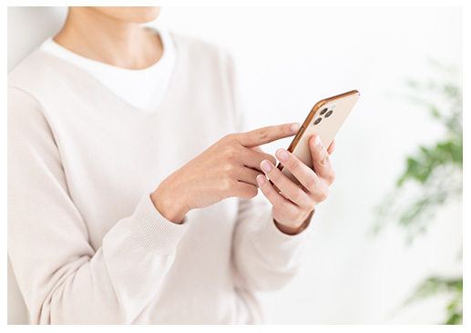 電話で予約する人のイメージ