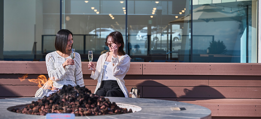 ドリンクを片手に旅のはじまりに乾杯のイメージ