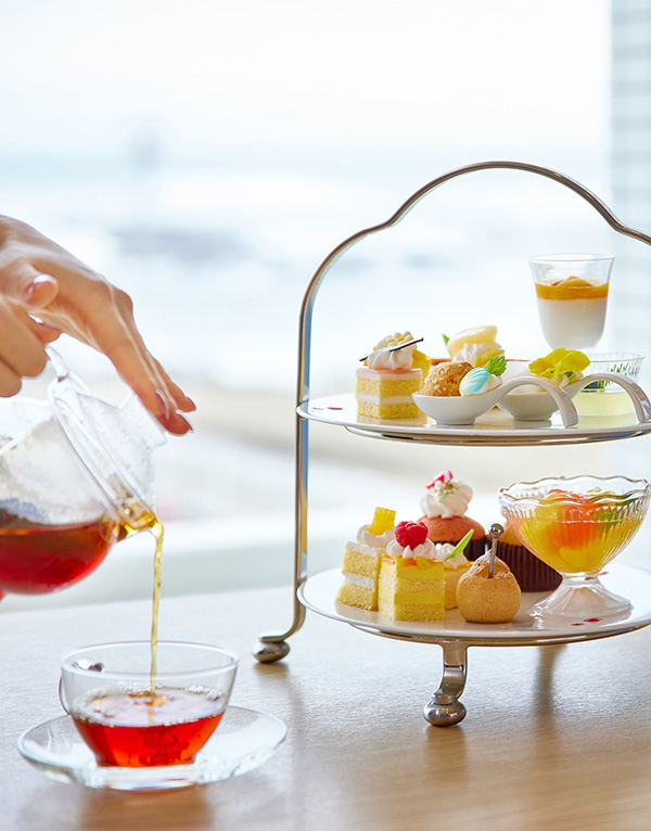 Private Seaside Afternoon Teaを楽しむ女性のイメージ