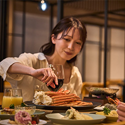 ビュッフェを楽しむ女性のイメージ