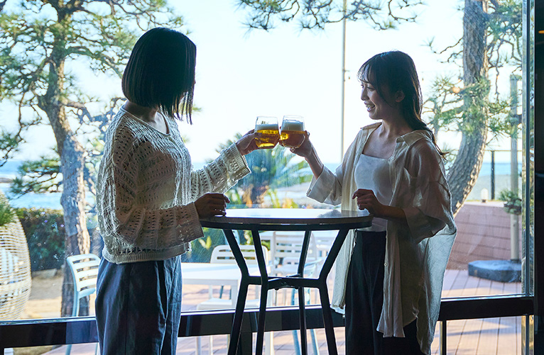プレミアムバーで、最後のカフェタイムを楽しむ女性のイメージ